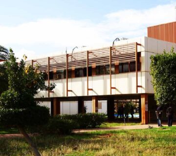 صورة كلية الهندسة في جامعة بنغازي تم عزله مائيا باستخدام مادة البولي يوريا بيور.