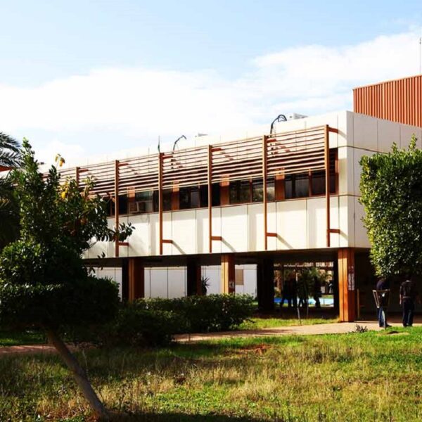 صورة كلية الهندسة في جامعة بنغازي تم عزله مائيا باستخدام مادة البولي يوريا بيور.