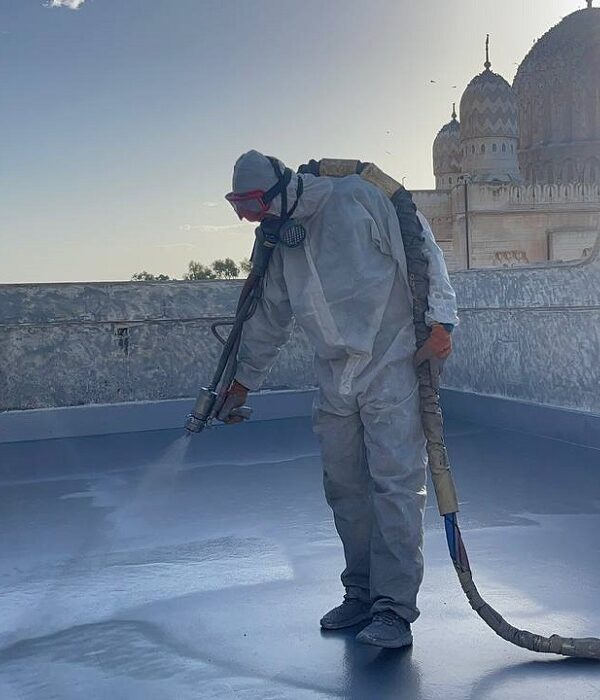 تطبيق عزل البولي يوريا على سطح مبنى في ليبيا لحمايته من تسرب المياه