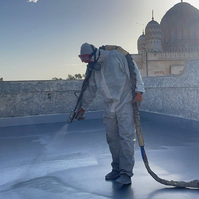 تطبيق عزل البولي يوريا على سطح مبنى في ليبيا لحمايته من تسرب المياه