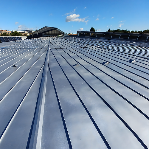 سقف معدني واسع مطلي بمادة عازلة.